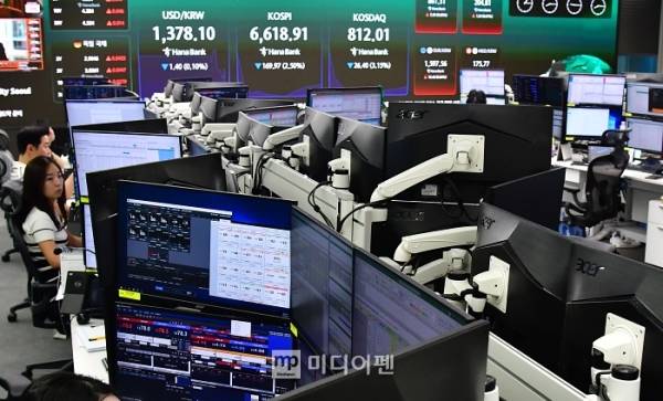 개장 초 3%대 하락으로 시작한 코스피 지수가 장중 상승 전환에 성공하며 6800선을 회복했다./사진=김상문 기자