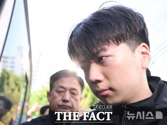 강간 목적 살인 혐의 등을 받는 장윤기(23)가 지난 6월 14일 오전 전남광주시 서부경찰서에서 검찰로 송치되고 있다. /뉴시스