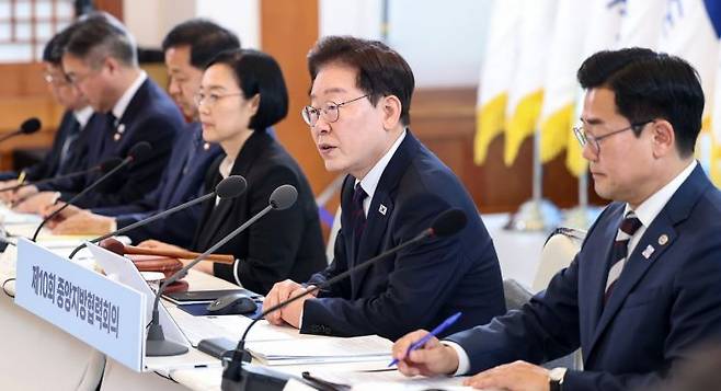 이재명 대통령이 26일 청와대에서 열린 제10회 중앙지방협력회의에서 발언하고 있다. 연합뉴스