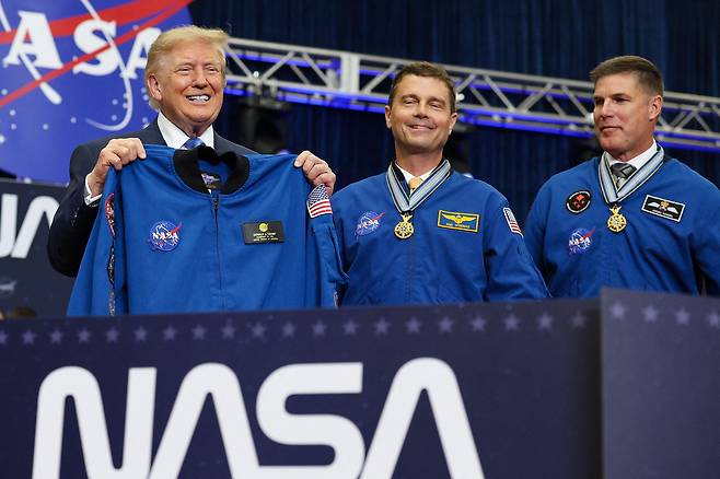 도널드 트럼프 미국 대통령(왼쪽)이 28일 텍사스주 휴스턴의 항공우주국(NASA) 우주 센터를 찾아 기념 촬영을 하고 있다. /AFP 연합뉴스