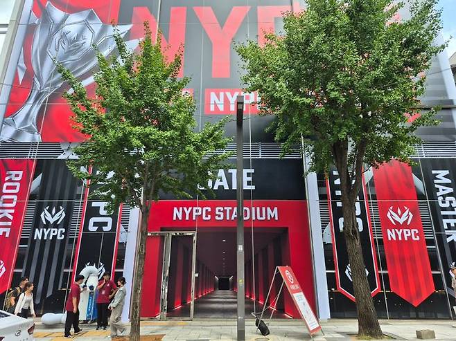 NYPC 스타디움. 외관부터 실제 e스포츠 경기장처럼 꾸며졌다.ⓒ데일리안 박상준 기자