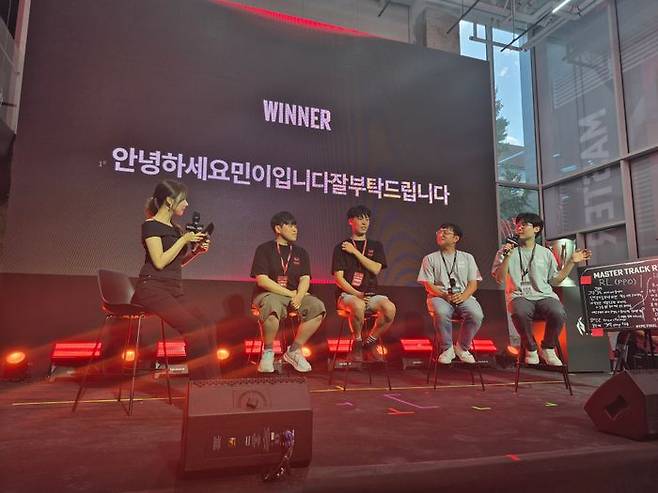 마스터트랙 우승자 '안녕하세요민이입니다잘부탁드립니다' 팀이 NYPC 출제위원들과 함께 문제 풀이법에 대해 이야기를 나누고 있다.ⓒ데일리안 박상준 기자