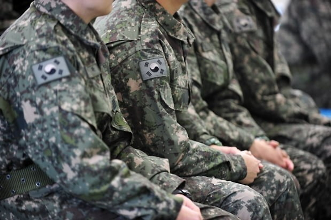 금융당국과 국방부가 군 장병의 자산관리 역량을 높이고 도박·빚투·고금리 대출 등에 따른 금융위험을 예방하기 위해 금융교육을 강화한다.ⓒ게티이미지