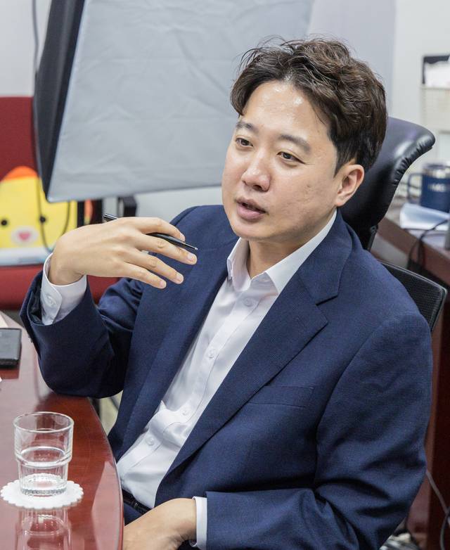 개혁신당 대표직을 내려놓은 이준석 의원이 31일 국회 의원회관에서 기자회견을 하고 있다. 박동욱 기자 fufus@