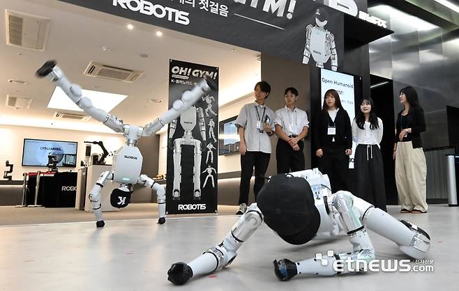 K-휴머노이드 생태계 선포식(Open Humanoid GYM, OH!GYM! 성과보고회)가 31일 서울 강서구 로보티즈에서 열렸다. 로보티즈의 휴머노이드 로봇 'AI사피엔스'가 OH GYM프로젝트에 참가한 가천대 학생들이 개발한 장애물 달리기 낮은 포복 동작(앞)과 서울과학기술대가 개발한 파쿠르 동작을 시연하고 있다. 이동근기자 foto@etnews.com
