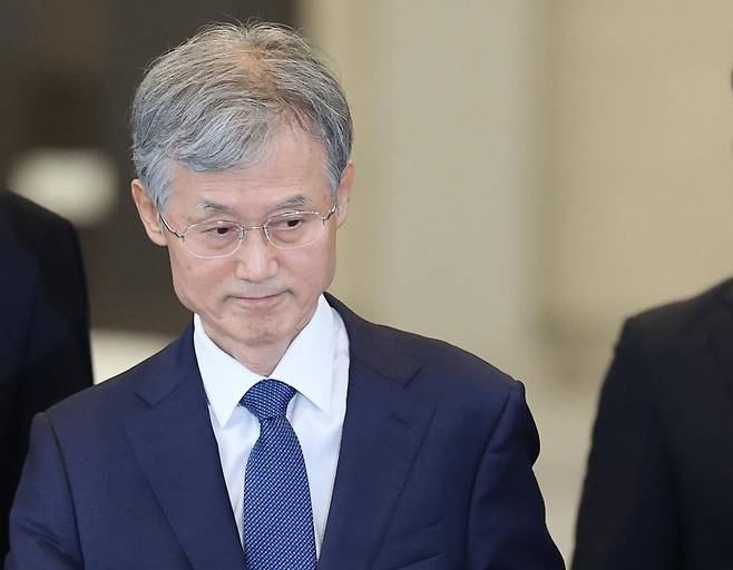 조희대 대법원장이 28일 서울 대법원청사 퇴근길에 취재진과 만나 '대법관 재제청 요구에 대한 입장' 관련 질문에 "우선 국민 여러분께 심려를 끼쳐 송구하다"며 "자세한 내용은 검토 중"이라고 답변했다. 연합뉴스