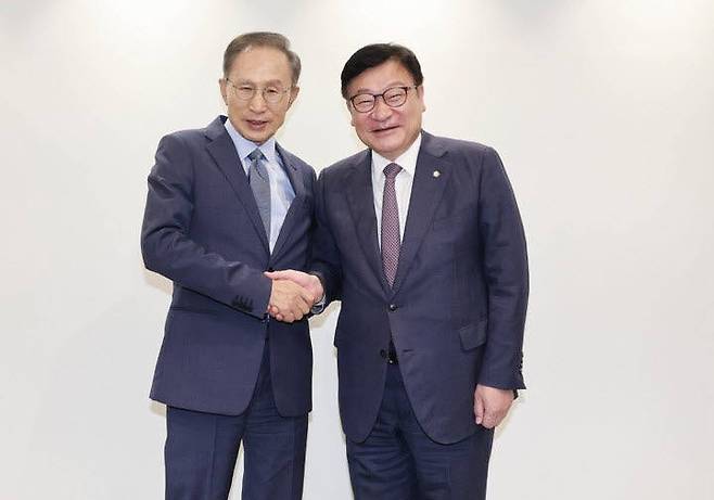 정점식 국민의힘 원내대표는 31일 서울 서초구 청계재단을 방문해, 이명박 전 대통령을 예방했다. ⓒ국회사진기자단