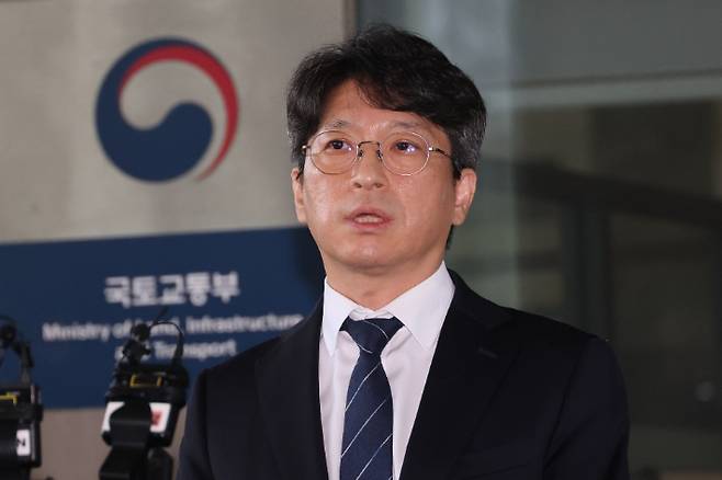 홍지선 국토교통부 장관 후보자가 31일 세종시 정부세종청사로 출근하며 취재진 질문에 답하고 있다. 연합뉴스