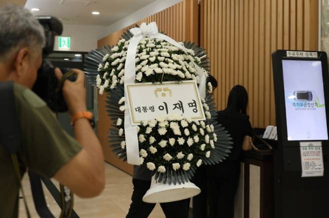 31일 조희대 대법원장의 부친상 빈소가 마련된 경북 포항 성모병원에 정치권과 사법부 등 각계 인사들의 조문 행렬이 이어졌다. 사진은 이날 빈소로 이재명 대통령의 조화가 들어서고 있다. 연합뉴스