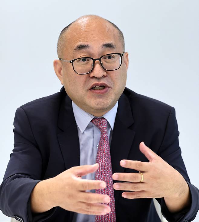 황인상 국립외교원 국제통상경제안보연구부장이 지난 28일 세계일보와의 인터뷰에서 한-메르코수르 무역협정 협상을 신속하게 추진해야 한다고 강조하고 있다. 허정호 선임기자