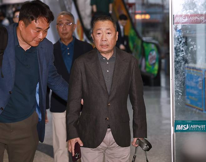 두산그룹 박정원 회장과 박지원 부회장이 29일 오후(현지시간) 두산에너빌리티 실종자 수색 지원을 위해 네팔 카트만두 트리부반 국제공항에 도착하고 있다. 뉴스1