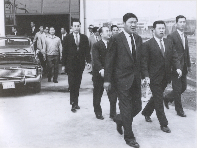 최종건(오른쪽 두 번째) SK그룹 창업회장과 최종현(세 번째) 선대회장이 1969년 2월 경기 수원시 정자동에서 열린 선경화섬 폴리에스터 원사공장 준공식에서 공장 시설을 둘러보고 있다. SK그룹 제공