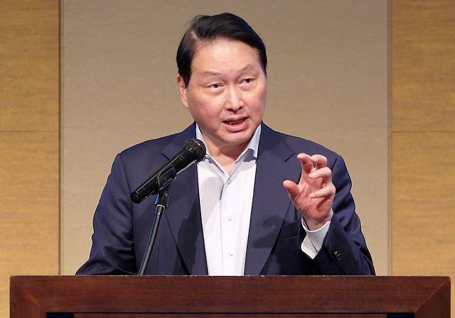 최태원 대한상공회의소 회장이 31일 일본 센다이 웨스틴호텔에서 열린 제15회 한일상공회의소 회장단 회의에서 개회사를 하고 있다./대한상의