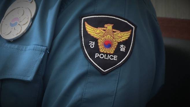경찰 근무복에 붙어있는 경찰 로고 ⓒ연합뉴스