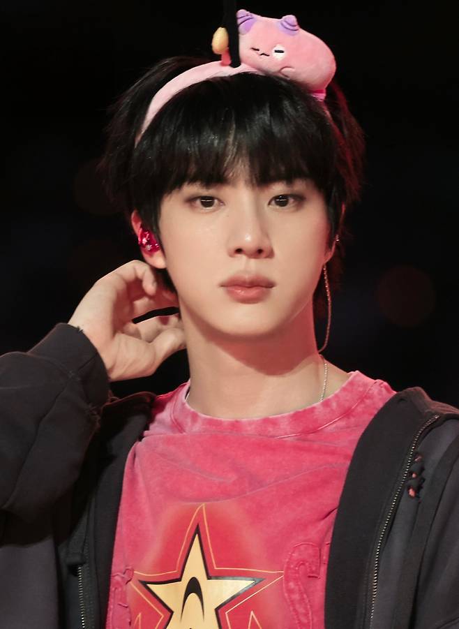 방탄소년단 진 시카고 콘서트 헤어밴드 '품절 대란'..'솔드아웃 킹' 위엄
