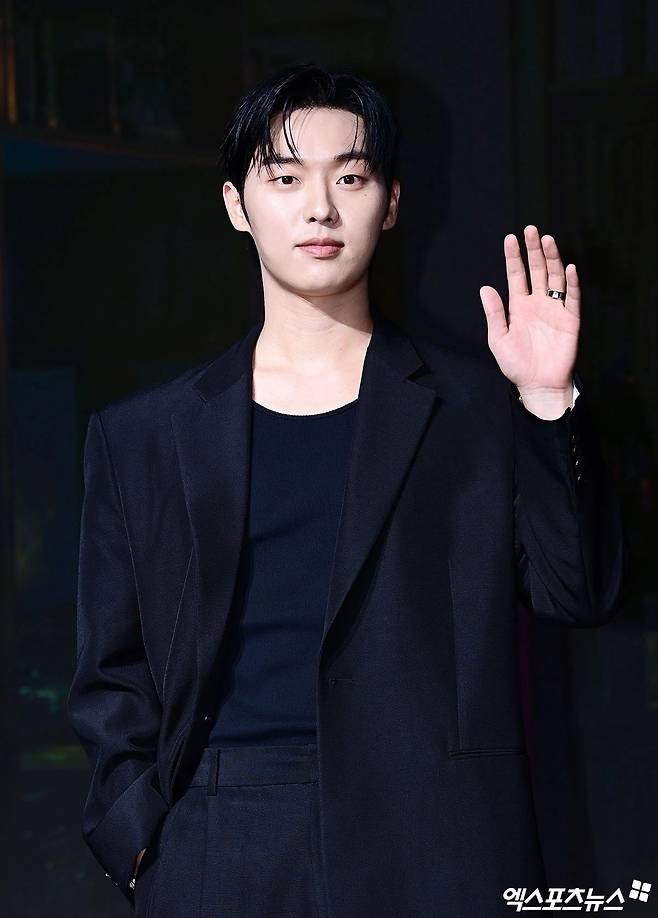 최현욱.