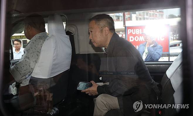 차에 탄 박정원 회장 (카트만두=연합뉴스) 김성민 기자 = 두산에너빌리티 사고 수습을 위해 네팔을 찾은 박정원 두산그룹 회장이 29일(현지시간) 네팔 카트만두 트리부반 공항을 나서 차를 타고 있다. 2026.8.29 ksm7976@yna.co.kr