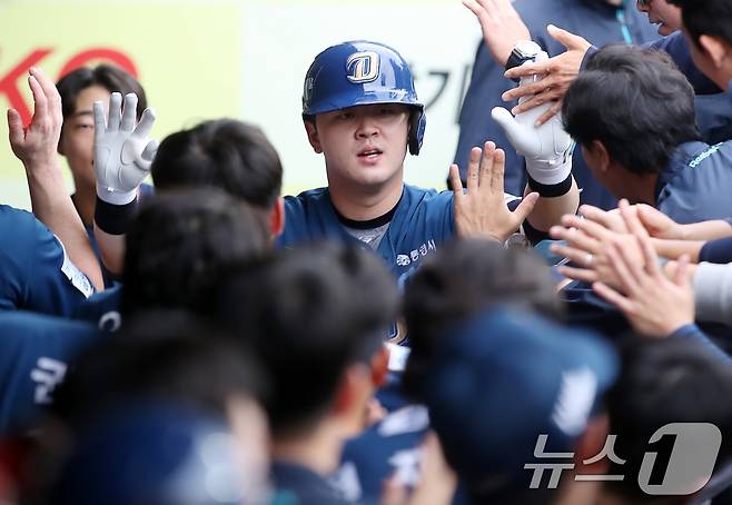 지난해 10월6일 오후 대구 삼성라이온즈파크에서 열린 프로야구 2025 신한 SOL뱅크 KBO 와일드카드 결정전 1차전, 삼성 라이온즈와 NC 다이노스의 경기 5회초 1사 상황 NC 9번타자 김형준이 삼성 선발 후라도를 상대로 좌월 1점 홈런을 친 뒤 축하를 받고 있다. 2025.10.6 ⓒ 뉴스1 공정식 기자