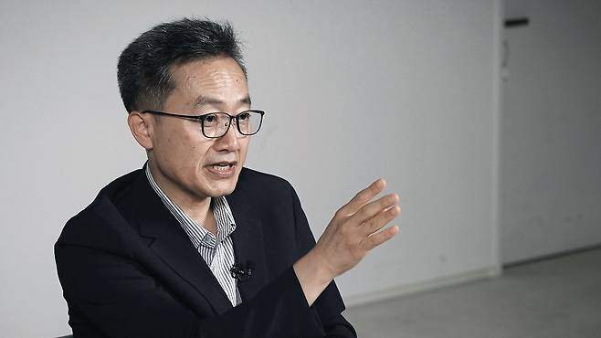 지난 7일 강기진 태극사상연구소 소장이 중앙일보 VOICE 시리즈와 인터뷰하고 있다. 강 소장은 서울대 사법학과를 졸업한 후 서강대 사학과 박사 과정을 수료했다. 이후 중국 고대 사상서인『주역』을 비롯한 동양 고전을 아우르는 연구를 이어오며『오십에 읽는 주역』『주역독해』 『원효의 마음공부』등을 집필했다.