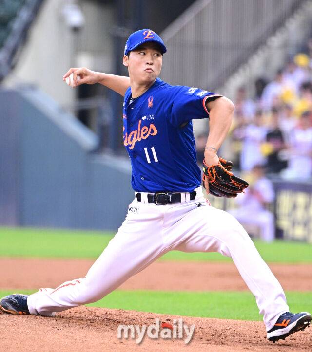2025년 8월 9일 오후 서울 잠실구장에서 열린 '2025 신한 SOL뱅크 KBO 리그' 한화 이글스와 LG 트윈스의 경기. 한화 선발투수 엄상백이 역투하고 있다./마이데일리
