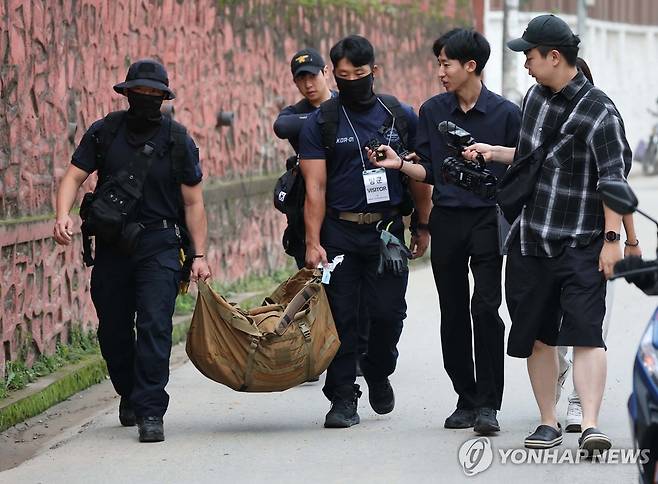 대사관 집결하는 신속대응팀 (카트만두=연합뉴스) 김성민 기자 = 네팔 대규모 홍수로 연락이 두절된 한국인 9명을 수색하기 위해 파견된 정부 합동 신속대응팀이 헬기 운행에 난항을 겪자 육로 수색을 시작한다.
신속대응팀 대원들이 31일(현지시간) 네팔 카트만두 한국대사관으로 들어서고 있다. 2026.8.31 ksm7976@yna.co.kr