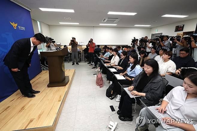 '실종 허위종결' 수사 결과 브리핑 (제주=연합뉴스) 박지호 기자 = 1일 제주경찰청 기자실에서 정태운 제주경찰청 수사과장'실종 허위종결' A경장 사건 수사결과에 대해 공식 브리핑을 하고 있다. 2026.9.1 jihopark@yna.co.kr