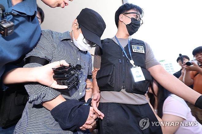 검찰로 이송되는 '실종 허위종결' A 경장 (제주=연합뉴스) 박지호 기자 = 제주 '실종 허위종결' 사건으로 구속된 A경장이 1일 제주동부경찰서에서 검찰로 이송되고 있다.
제주경찰청은 이날 A 경장 사건을 검찰로 송치했다. 2026.9.1 jihopark@yna.co.kr