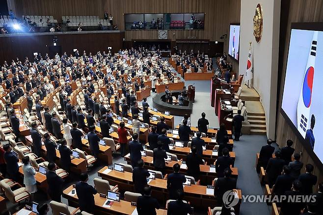 정기국회 개회식 (서울=연합뉴스) 신현우 기자 = 조정식 국회의장과 의원들, 국무위원들이 1일 국회에서 열린 제430회 정기국회 개회식에서 국기에 경례하고 있다. 2026.9.1 nowwego@yna.co.kr
