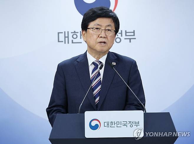 거점국립대 패키지 지원대학 선정 결과 발표하는 최교진 교육부 장관 (서울=연합뉴스) 안정원 기자 = 최교진 교육부 장관이 1일 서울 종로구 정부서울청사에서 부산대, 충남대, 전남대를 거점국립대 패키지 지원대학으로 선정했다고 발표하고 있다. 2026.9.1 jeong@yna.co.kr