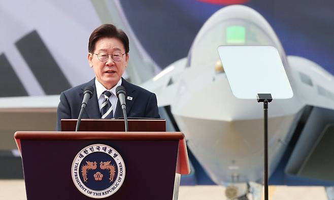 이재명 대통령이 3월 25일 경남 사천 한국항공우주산업(KAI)에서 열린 KF-21 양산 1호기 출고식에서 격려사를 하고 있다.(청와대통신사진기자단)
