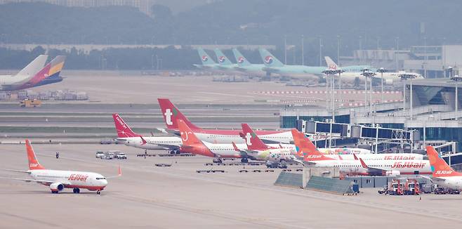 인천국제공항 활주로에 세워진 LCC 항공기들. (사진=연합뉴스)