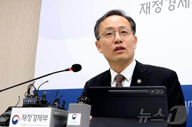 이형일 부총리 겸 재정경제부 장관 후보자가 2일 세종시 정부세종청사 재정경제부 기자실에서 열린 간담회에 참석하여 취재진의 질문에 답하고 있다. 2026.9.2 ⓒ 뉴스1 김기남 기자