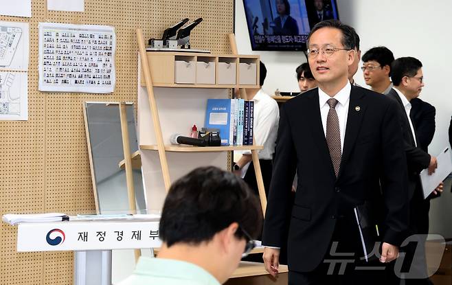 이형일 부총리 겸 재정경제부 장관 후보자가 2일 세종시 정부세종청사 재정경제부 기자실에 간담회를 위해 입장하고 있다. 2026.9.2 ⓒ 뉴스1 김기남 기자
