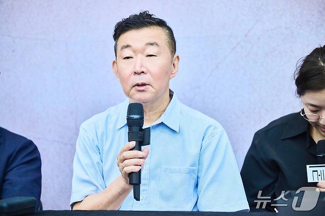 정의신 연출은 "탄광이 60년 전 일어난 사건으로 치부되면 거기서 끝난다"며 "급격한 경제성장 속 한국 사회 가족의 급격한 쇠퇴 이야기이기도 하며, 등장인물들의 고통과 슬픔은 현대사회에도 통한다고 생각한다"고도 말했다.
