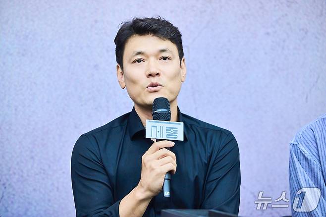 나루히로 역의 서동갑은 정의신과 2005년 작품에서 처음 만난 뒤 20년 만에 연출과 배우로 다시 만나 기대가 크다고 밝혔다.
