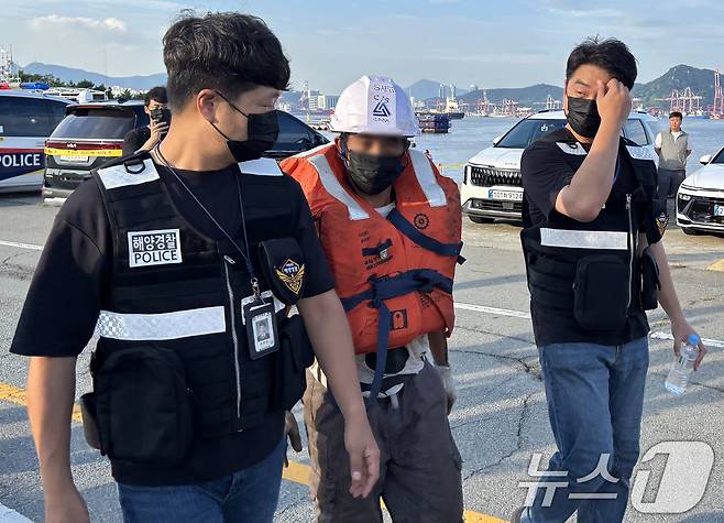 2일 오후 부산 오륙도 남동방 약 9㎞ 해상에서 8명이 탑승한 286톤급 견인용 예선 티엔에스캐처 호가 전복된 가운데 상선에 의해 구조된 인도네시아 국적 선원이 부산해양경찰서로 이동하고 있다. 이 사고로 1명이 사망하고 1명이 구조됐다. 해경은 실종된 승선원 6명을 수색 중이다. 2026.9.2 ⓒ 뉴스1 홍윤 기자