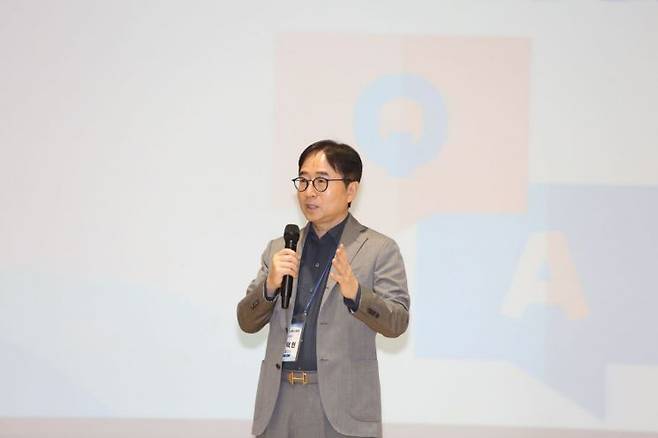 장덕현 삼성전기 사장이 2일 경상남도 양산시에 위치한 협력사 '화인테크놀리지'에서 '2026년 협력사 현장방문 소통포럼' 발표를 하고 있다. 삼성전기
