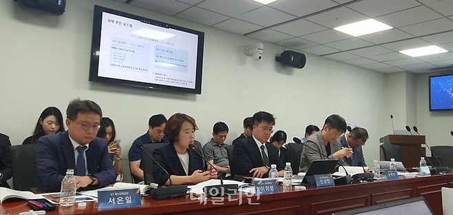 2일 국회 의원회관에서 열린 'AI 시대 네트워크 고도화 방안' 세미나에서 참석자들이 패널 토론을 하고 있다.ⓒ데일리안 조인영 기자