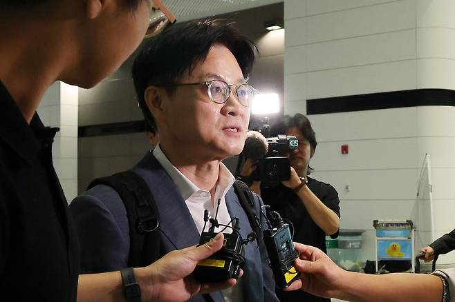 김정관 산업통상부 장관이 1일 인천국제공항 제2여객터미널을 통해 미국으로 출국하며 취재진 질문에 답변하고 있다. 뉴시스