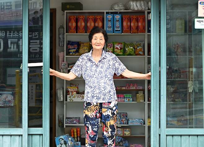 인천 제물포구 인천창영초등학교 정문 앞에서 60년간 문구점 ‘영문구’를 운영한 홍성선 할머니가 지난달 27일 문구점 출입문을 열며 미소짓고 있다. 홍 할머니는 ‘아이들 재잘대는 소리가 좋아서’ 문구점 일을 오래 계속했다고 한다. 홍 할머니는 “인천창영초 학생이 한 명도 없어질 때까지 문구점 문을 열겠다”고 말했다. 인천=권현구 기자