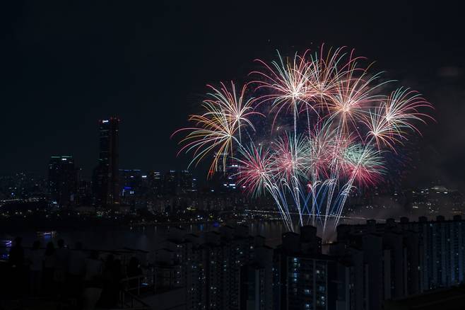 지난해 9월27일 오후 서울 여의도 한강공원 일원에서 2025 서울세계불꽃축제가 열리고 있다./사진=뉴시스.