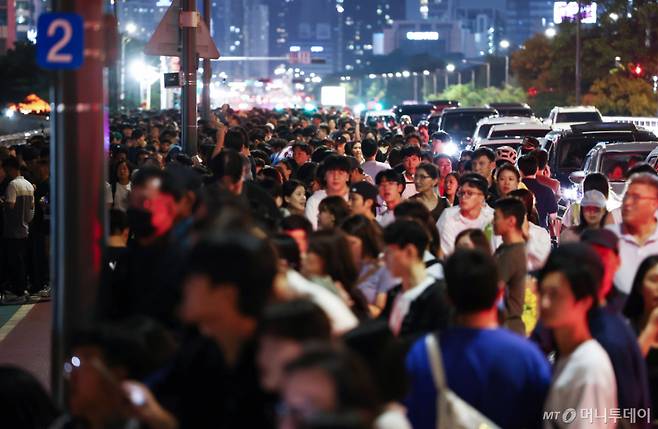 지난해 9월 서울 여의도 마포대교 인근이 '2025 서울세계불꽃축제'를 보러 온 시민들로 붐비고 있다. /사진=뉴스1