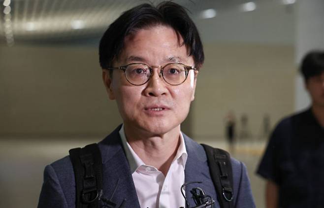 김정관 산업통상부 장관이 1일 인천국제공항 2터미널 출국장을 통해 미국으로 출국하고 있다. 연합뉴스