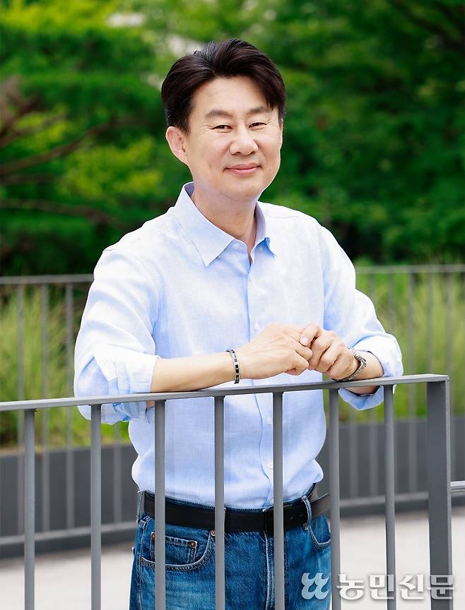 2009년 본지 인터뷰에서 ‘전국노래자랑’ 진행을 소원으로 꼽았던 방송인 남희석씨. 2024년 그 꿈을 이룬 뒤 본지와 다시 만났다. 사진=박종혁 기자
