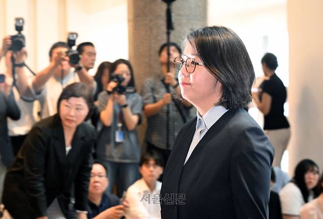 용혜인 성평등가족부 장관 후보자가 2일 인사청문회 준비 사무실이 마련된 서울 서대문구 한국청소년활동진흥원으로 첫 출근을 하며 취재진의 질문을 받고 있다. 도준석 전문기자