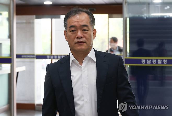 출근하는 김종철 신임 경찰청 차장 (창원=연합뉴스) 박영민 기자 = 경찰청 차장으로 임명돼 경찰청장 직무대행을 맡게 된 김종철 신임 차장이 2일 오전 경남 창원시 의창구 경남경찰청으로 출근하고 있다. 2026.9.2 ymp@yna.co.kr