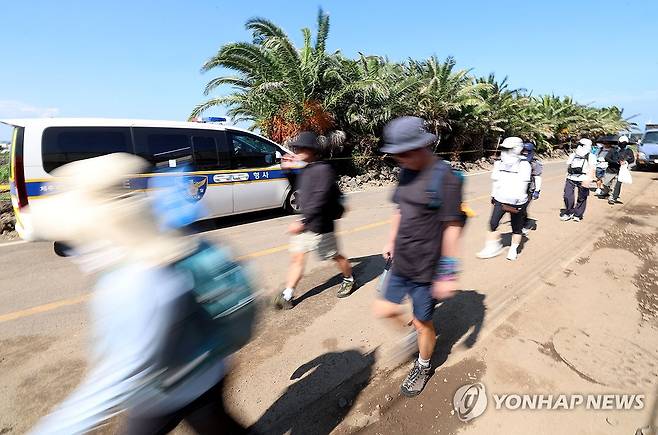 제주 사건현장 지나는 도보여행자들 (제주=연합뉴스) 박지호 기자 = 도보여행자들이 26일 제주시 한림읍의 장기실종자 장모씨 시신이 발견된 야자수농장 옆을 지나고 있다. 2026.8.26 jihopark@yna.co.kr