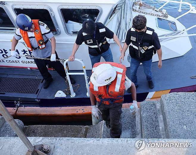 해경 도착한 부산 예인선 전복 사고 생존 선원 (부산=연합뉴스) 손형주 기자 = 2일 오후 부산 영도구 해양경찰서 전용부두에서 구조된 인도네시아 선원이 해경 구조정을 타고 도착하고 있다. 2026.9.2 handbrother@yna.co.kr