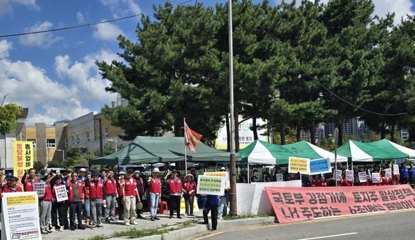 오산 세교3지구 비상대책위원회가 3일 한국토지주택공사(LH) 오산동탄사업본부 앞에서 총사업비 증액과 임대주택 비율 조정, 사업기간 단축 등을 촉구하는 제6차 집회를 열고 있다. 2026.9.3 /세교3 비대위 제공
