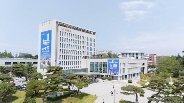 전북대학교 대학본부 전경 사진